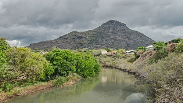 Bir nehir arasında yeşil bankalar, Mauritius