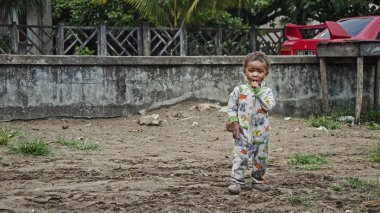 Evsiz yerli bebek Toamasina, Madagaskar 24 Ekim 2016 ağlıyor