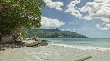 Güneşli bir gün sahilde de Seyşeller