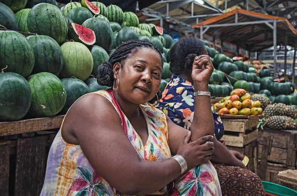 Yerel bir yerli kadın meyve Toamasina, Madagaskar 24 Ekim 2016 satmaktadır