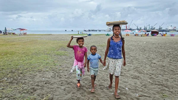Zavallı yerel çocuk fıstık Toamasina, Madagaskar 24 Ekim 2016 Satıyoruz