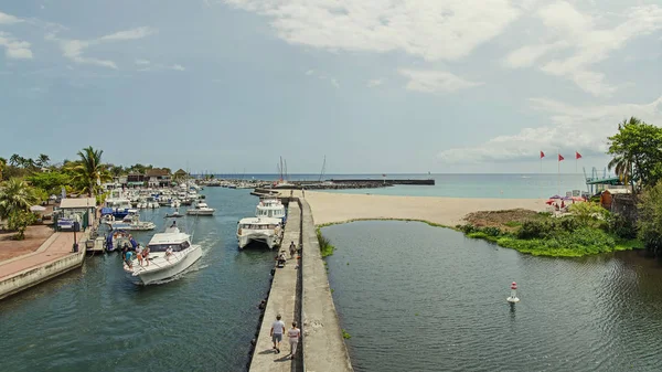 Bir kanal ile Reunion Adası yatlar