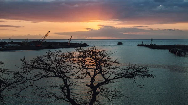 Reunion Adası endüstriyel port yakınındaki bir gün batımı