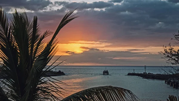 Reunion Adası endüstriyel port yakınındaki bir gün batımı