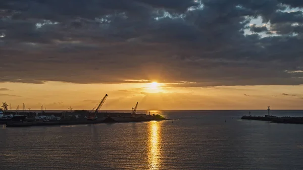 Reunion Adası endüstriyel port yakınındaki bir gün batımı