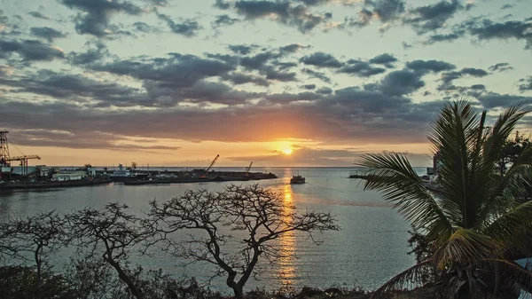 Reunion Adası endüstriyel port yakınındaki bir gün batımı