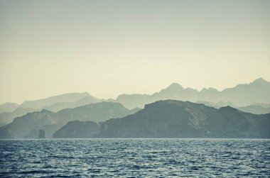 Umman deniz kenarında terk edilmiş dağlar