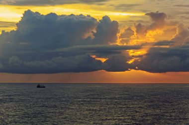 Günbatımı zamanı, ancorage bir gemide