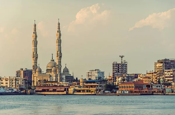 ポートサイド エジプトの堤防で古いモスク — ストック写真