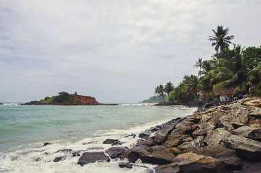 Kayalık sahil plaj ve küçük ada, Sri Lanka