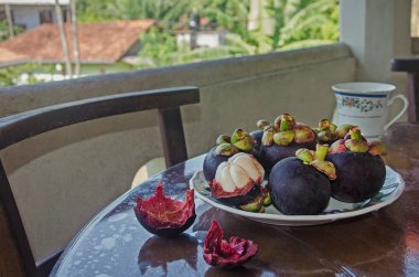 Bir taze olgun mangosteen plaka üzerinde