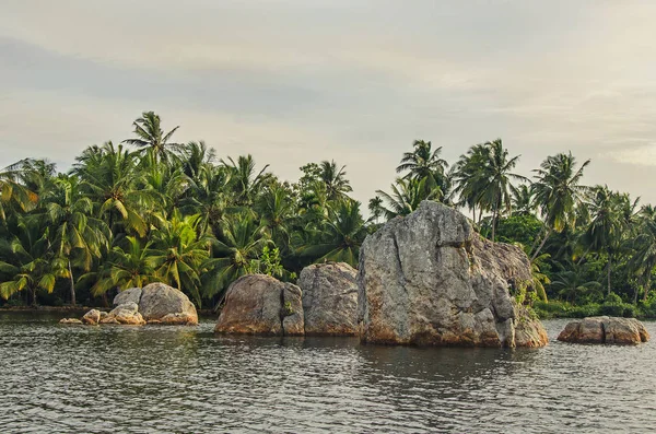 Su içinde göl Kogala, Sri Lanka kayalarda