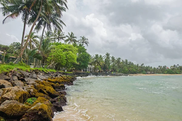 Uma Praia Rochosa Água Azul Sri Lanka Merisa — Fotografia de Stock