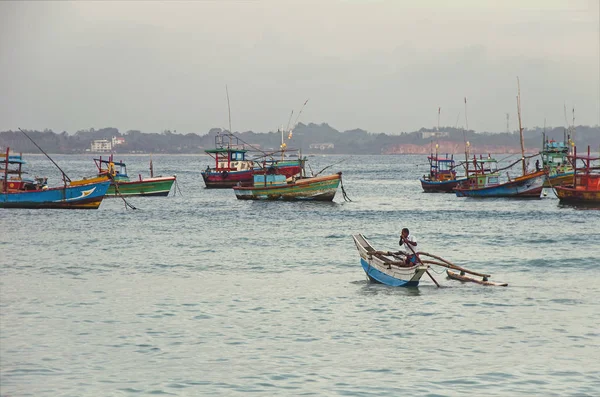 Sri Lanka renkli tekneler arasında bir balıkçı teknede kürek