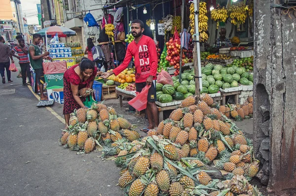 Człowiek Sprzedaje Owoce Galle Sri Lanka Czer 2017 — Zdjęcie stockowe