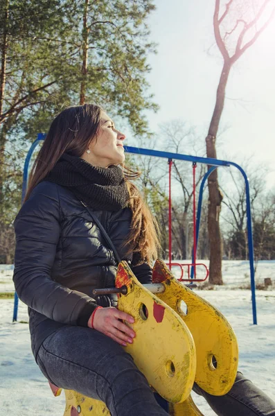 Bir kız parkta şaka yapıyordum