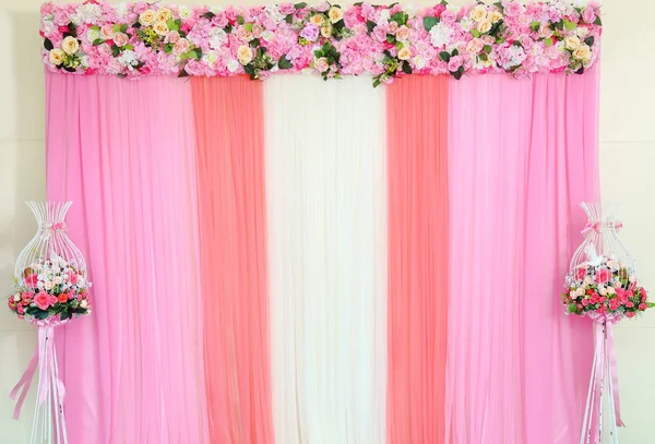 Telón de fondo de flores falsas con arreglo de tela rosa y blanca — Foto de Stock