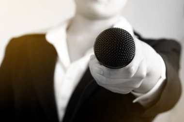 Görüşmeci mikrofon ile konuşma yapma