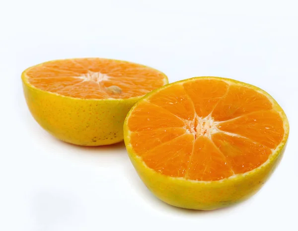 La moitié des fruits orange mûrs isolés — Photo