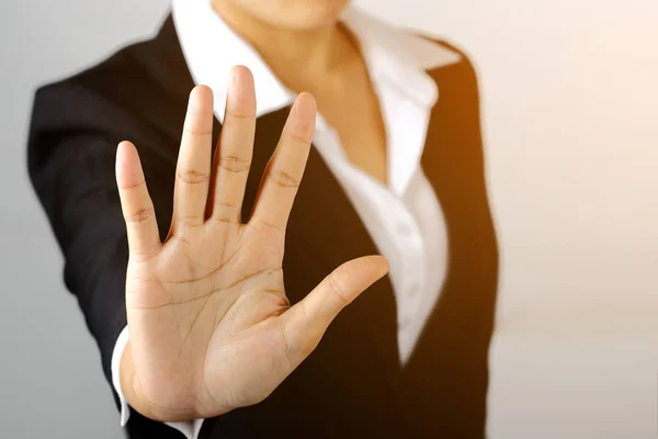 Mujer de negocios serio muestra señal de stop hablar a gesto de la mano —  Fotos de Stock