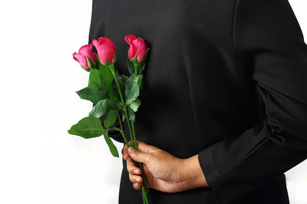 Mujer haciendo propuesta con flores de rosas aisladas — Foto de Stock