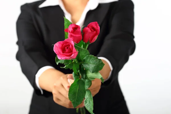 Mujer manos sosteniendo rosa flor — Foto de Stock