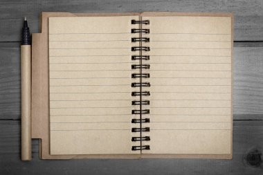 Açık kağıt kalem ahşap arka plan üzerinde Not defteriyle