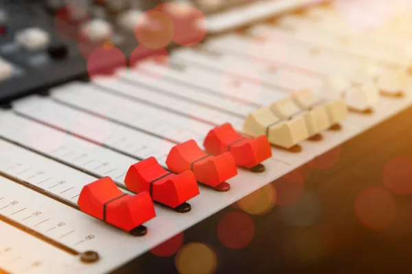 Mixer de áudio e botões com fundo bokeh — Fotografia de Stock