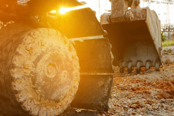 Caterpillar track wheels and bucket on the ground — Stock Photo, Image