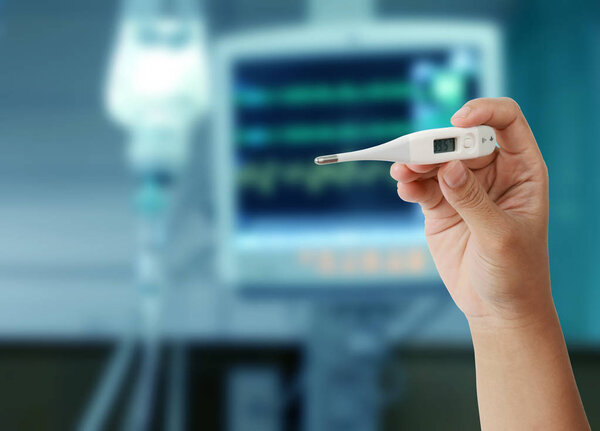 Термометр показывает высокую температуру в руке с каплей физраствора
