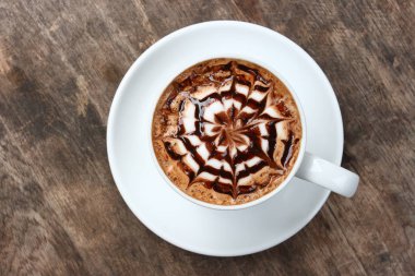 kırpma yolu ile ahşap doku üzerinde köpük ile kahve