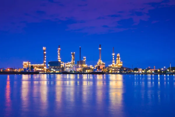 Impianto di raffineria di petrolio al crepuscolo a Bangkok Thailandia — Foto Stock