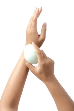 kırpma yolu ile izole sabun holding kadının eller.