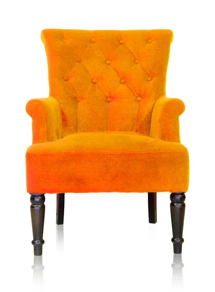 Fauteuil vintage orange isolé sur le chemin de coupe blanc . — Photo