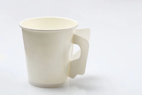 白で隔離紙のコーヒー カップ — ストック写真