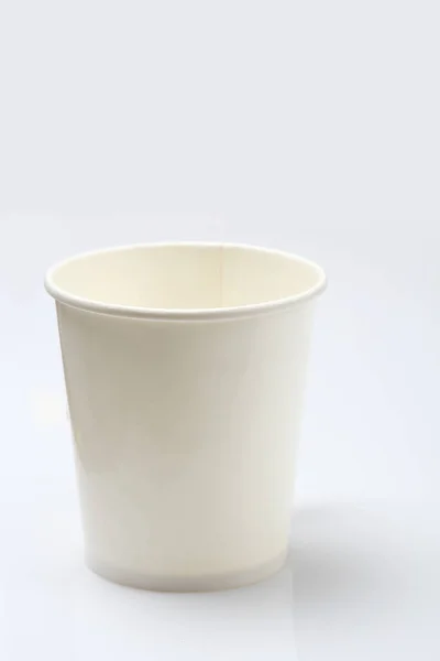 Taza de café de papel aislado en blanco — Foto de Stock
