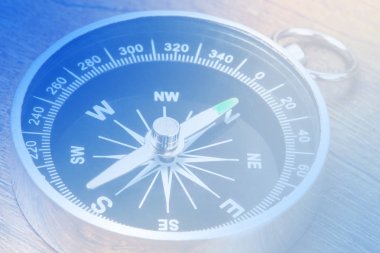 Ahşap arka plan üzerinde eski vintage retro pusula