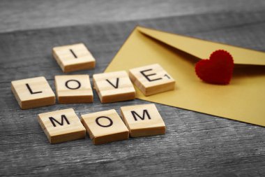 Eski ahşap anneler günü konsepti üzerine ifadeler anne seviyorum.