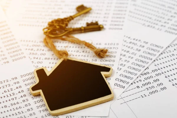 Stary klucz z koncepcją modelu dom nieruchomości i transakcji. — Zdjęcie stockowe