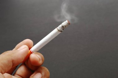 Sigara içenler el ile karanlık yanan sigara 