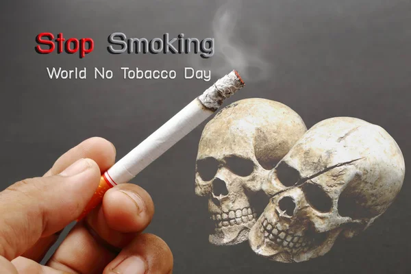 Fumatori mano con sigaretta al buio — Foto Stock