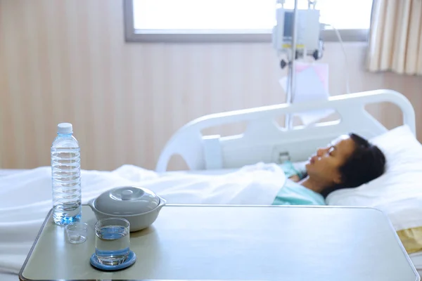 Paciente atrapado frío durmiendo en la cama con medicamentos y agua en — Foto de Stock