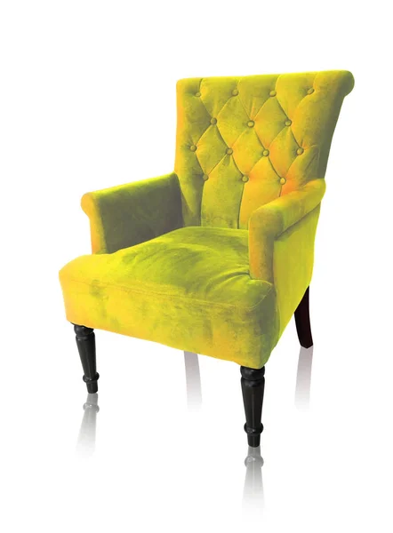 Желтое винтажное кресло изолировано на белой дорожке . — стоковое фото