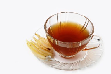 dilim taze zencefil kökü ve üzerinde beyaz izole çay