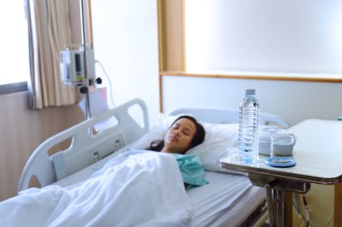 hasta ilaç ve su ile yatakta soğuk uyku yakaladı 