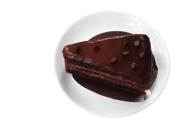 Kırpma yolu ile izole taze çikolatalı kek.