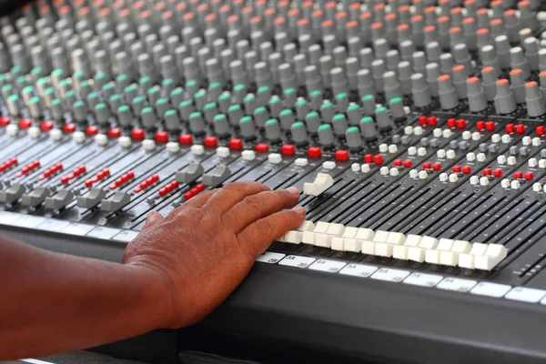 Sound controler's hand adjusting audio mixer — Stock Photo, Image