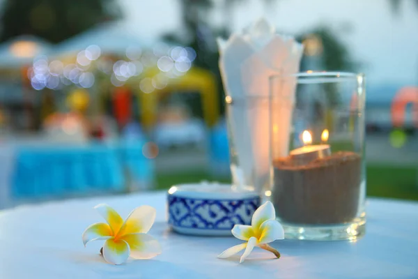 Fleurs blanches frangipani avec bougies et veilleuses bokeh — Photo