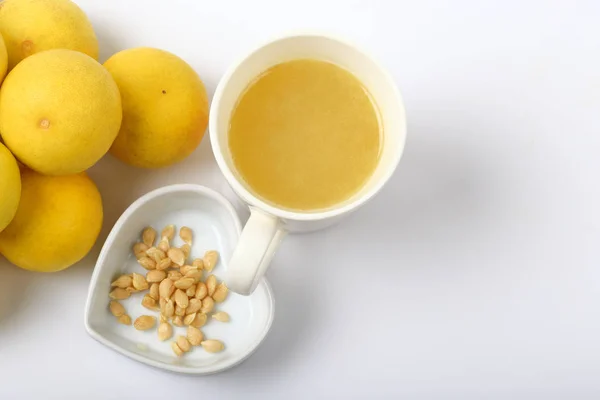 Grupa z cytryny i sok z cytryny na białym tle — Zdjęcie stockowe