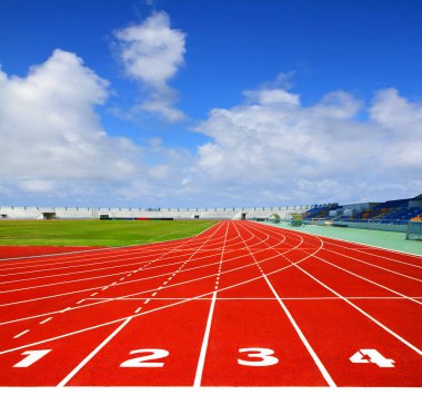 Mavi gökyüzü ile spor koşu parkuru